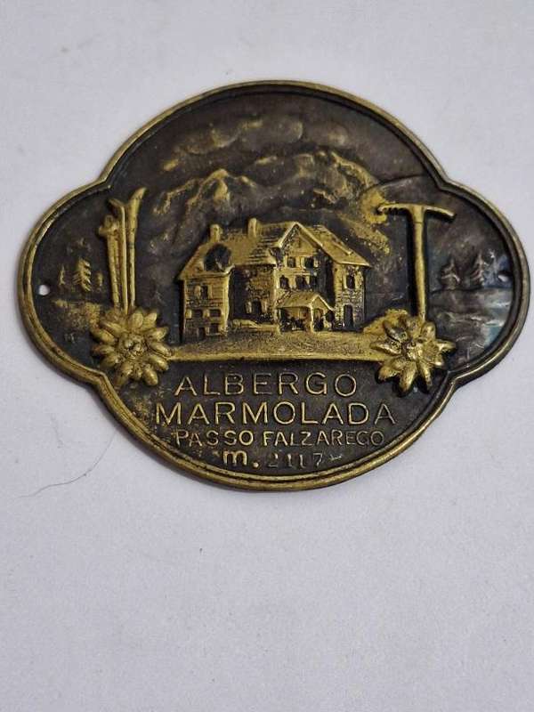 Albergo Marmolada at Passo Falzarego Italy commemorative plaque 4 x 3.5cm