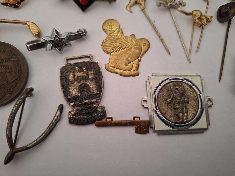 Various collectable items
