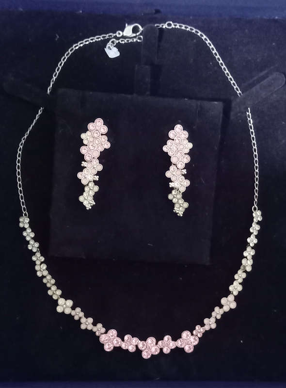 Authentic Swarovski Cherie Mini Flowers Necklace and Earrings Set. Very pretty and Sparkly