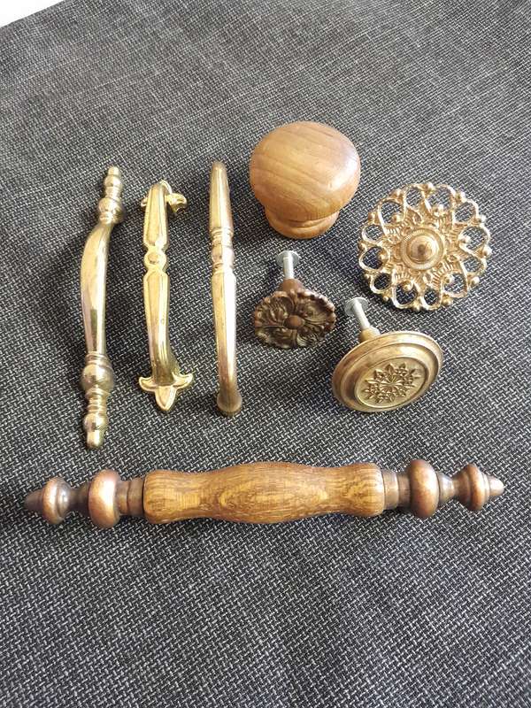 Assorted vintage door handles and knobs x 8