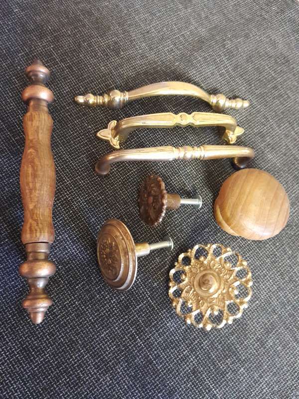 Assorted vintage door handles and knobs x 8