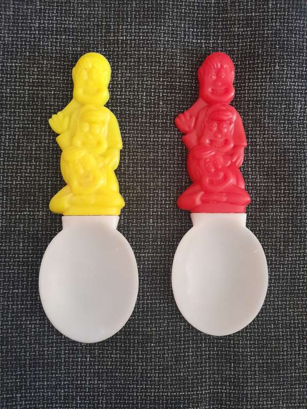 Vintage Kelloggs colour changing spoon x 2