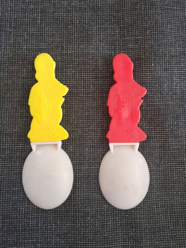 Vintage Kelloggs colour changing spoon x 2