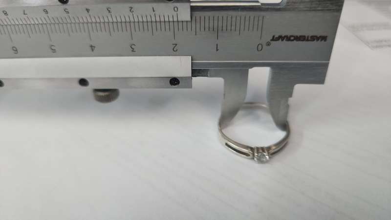 STERLING SILVER RING WITH ZIRCONIA - 19MM INNER DIAMETER - 1.9GRAM
