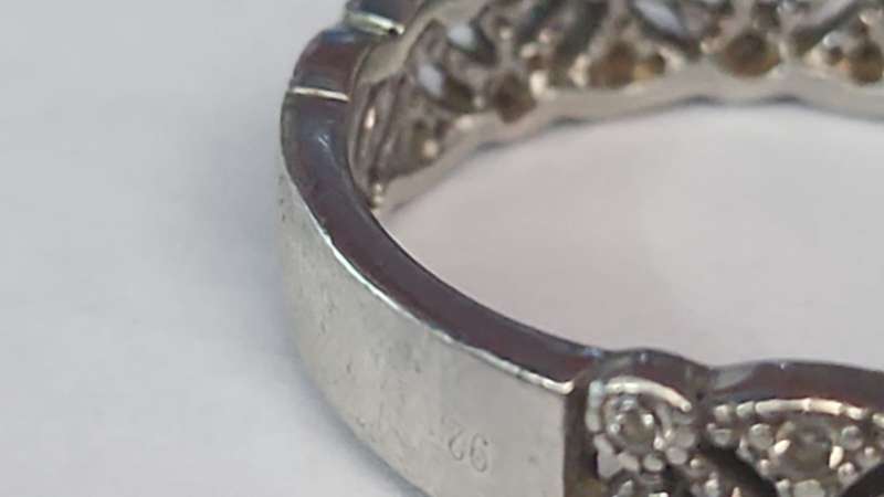 VICTORIAN DESIGN STERLING SILVER RING WITH SEMI PRECIOUS STONES - 19MM INNER DIAMETER - 4.05GRAM