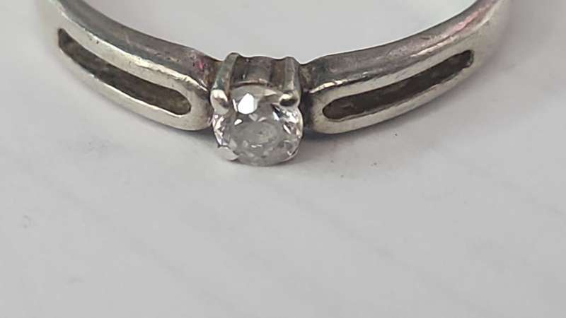 STERLING SILVER RING WITH ZIRCONIA - 19MM INNER DIAMETER - 1.9GRAM