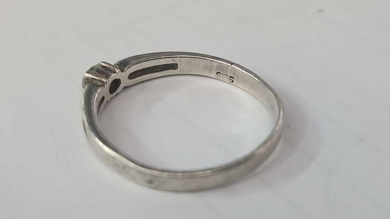 STERLING SILVER RING WITH ZIRCONIA - 19MM INNER DIAMETER - 1.9GRAM