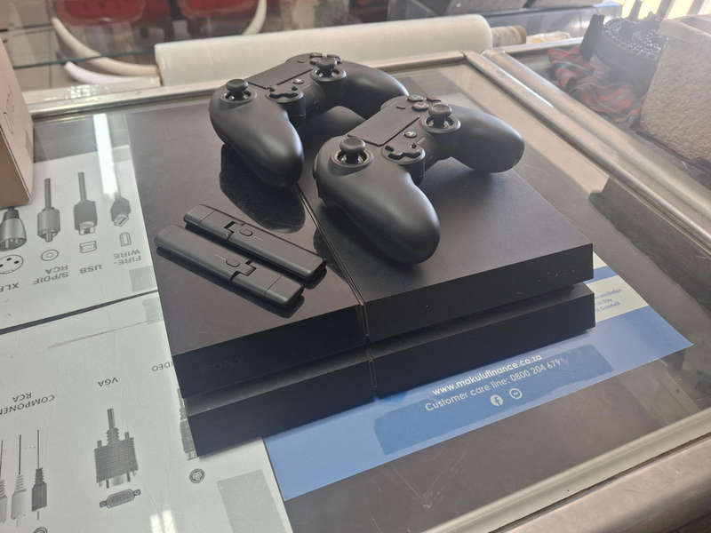 PLAYSTATION 4 WITH 2X REMOTES AND 2X GAMES
