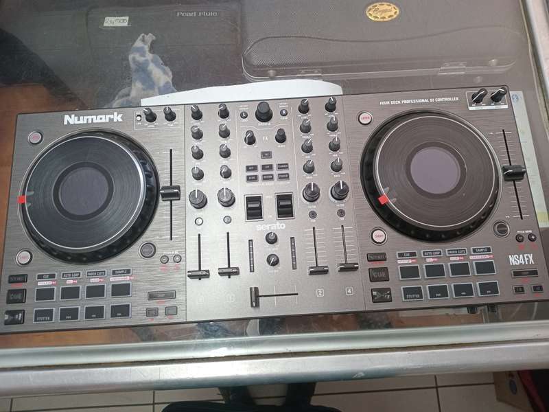 NUMARK 4 DECK CONTROLLER WITH JOG WHEEL DISPLAY