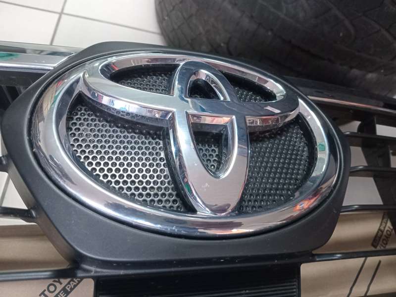 TOYOTA LEGEND 50 FRONT GRILL