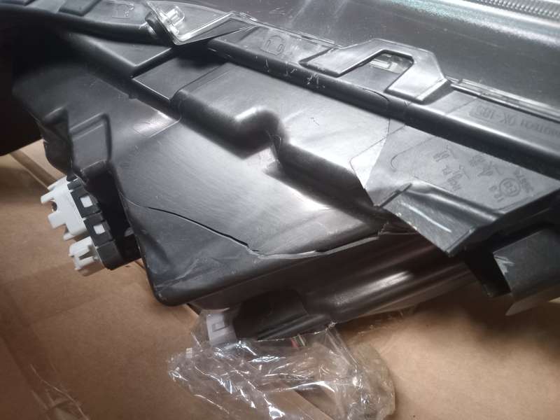 TOYOTA HILUX LEGEND 50 LEFT HEADLIGHT