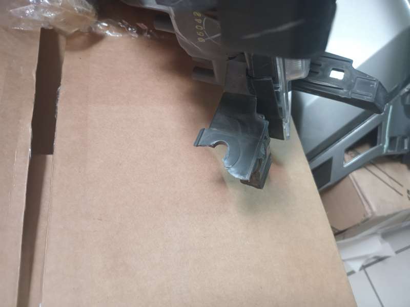 TOYOTA HILUX LEGEND 50 LEFT HEADLIGHT