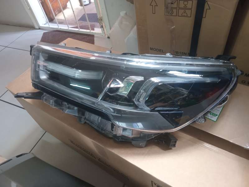 TOYOTA HILUX LEGEND 50 LEFT HEADLIGHT