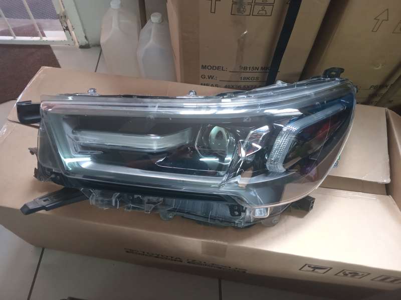 TOYOTA HILUX LEGEND 50 LEFT HEADLIGHT