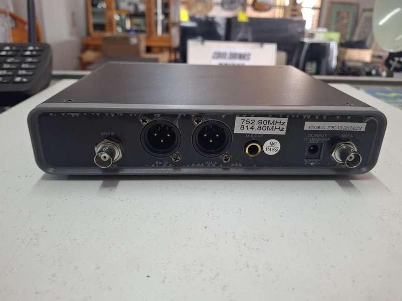 ICM IU-2082 WIRELESS MICROPHONE SYSTEM