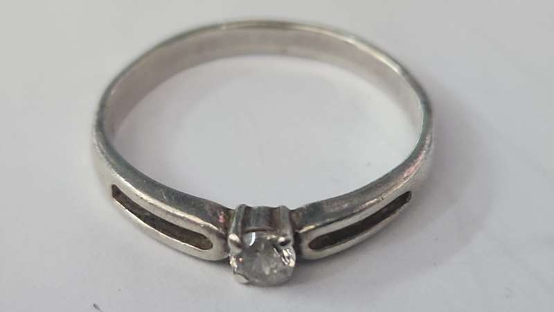STERLING SILVER RING WITH ZIRCONIA - 19MM INNER DIAMETER - 1.9GRAM