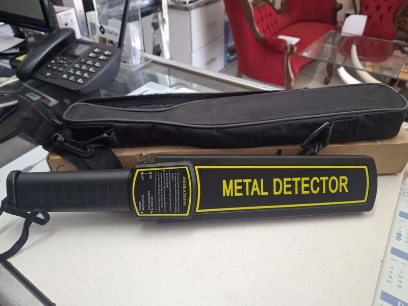 HAND- HELD METAL DETECTOR