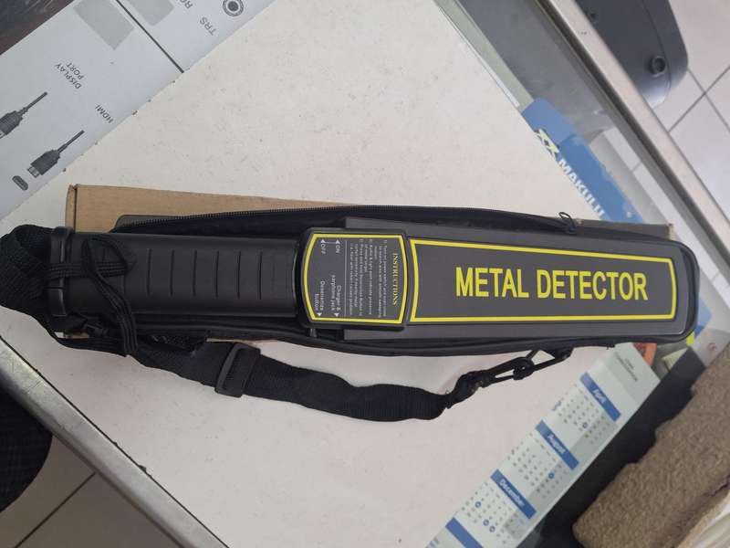 HAND- HELD METAL DETECTOR