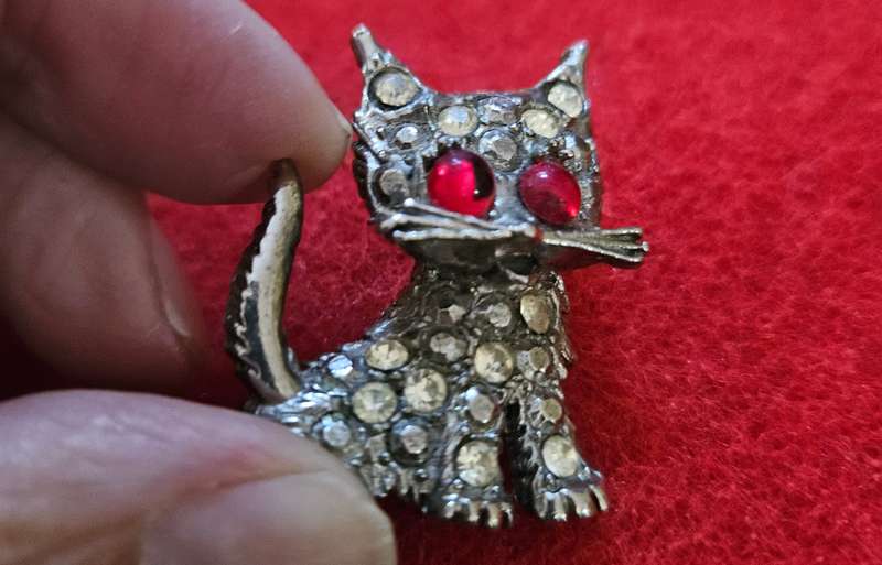 Vintage Rhinestone Cat Brooch Pin Red Eyes