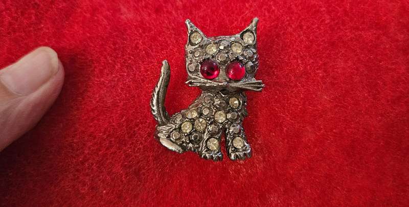 Vintage Rhinestone Cat Brooch Pin Red Eyes