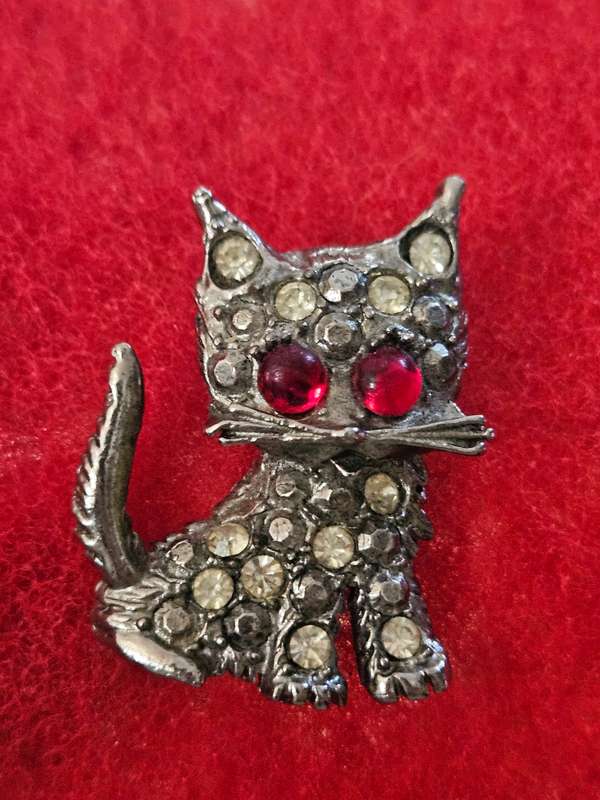Vintage Rhinestone Cat Brooch Pin Red Eyes