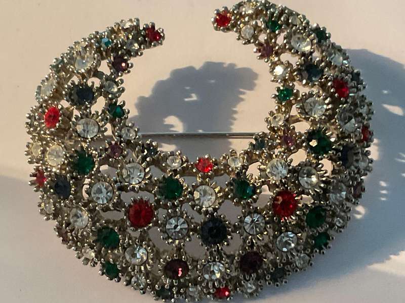 A Beautiful  Vintage Costume Jewlery Brooch