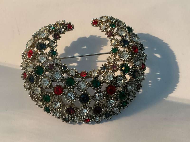 A Beautiful  Vintage Costume Jewlery Brooch