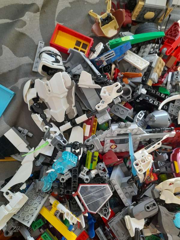 JOBLOT OF GENUINE LEGO - 4kg - ALL FOR ONE BID