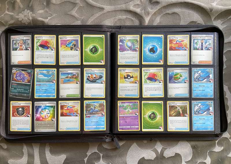 BINDER WITH 480 HOLO POKÉMON CARDS