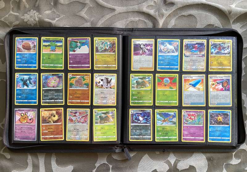 BINDER WITH 480 HOLO POKÉMON CARDS