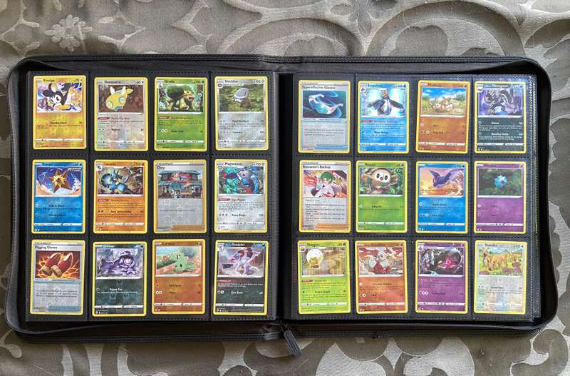 BINDER WITH 480 HOLO POKÉMON CARDS