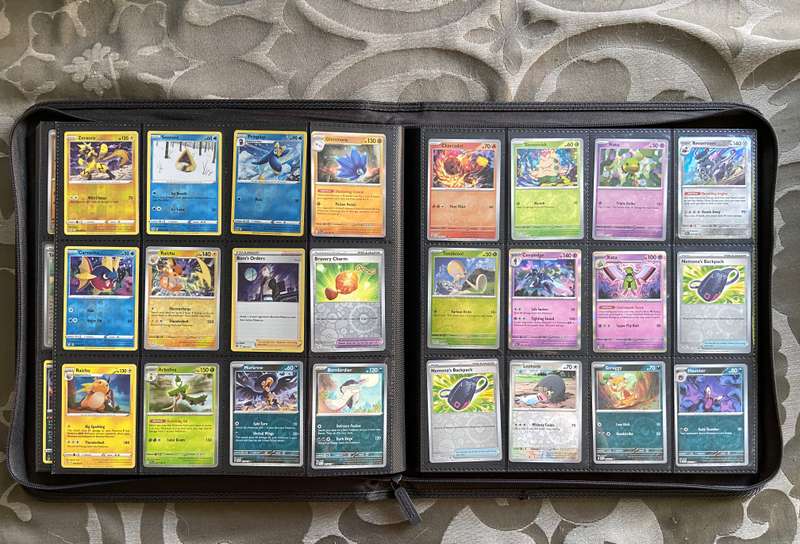 BINDER WITH 480 HOLO POKÉMON CARDS