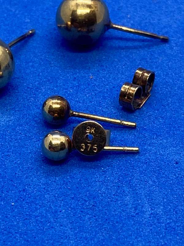 9 CARAT GOLD EARRINGS SET x 2