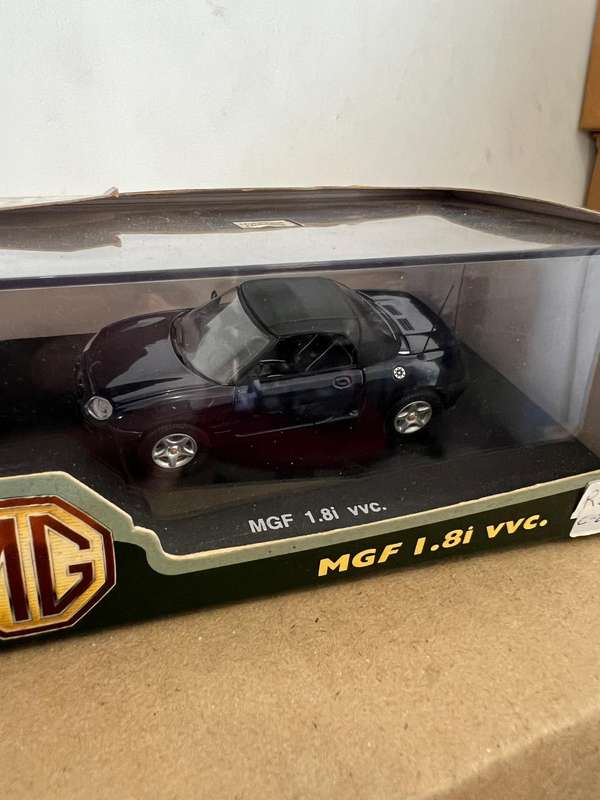 MGF 1.8i vvc 1:43 (Universal Hobbies)