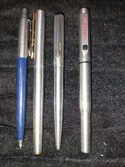 A COLLECTION OF 4 PARKER PENS