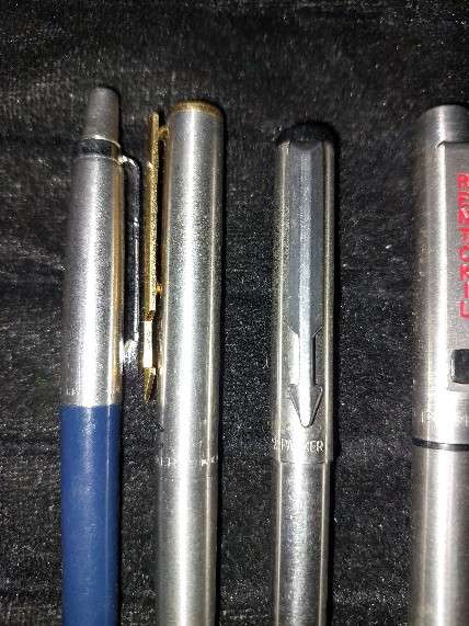 A COLLECTION OF 4 PARKER PENS