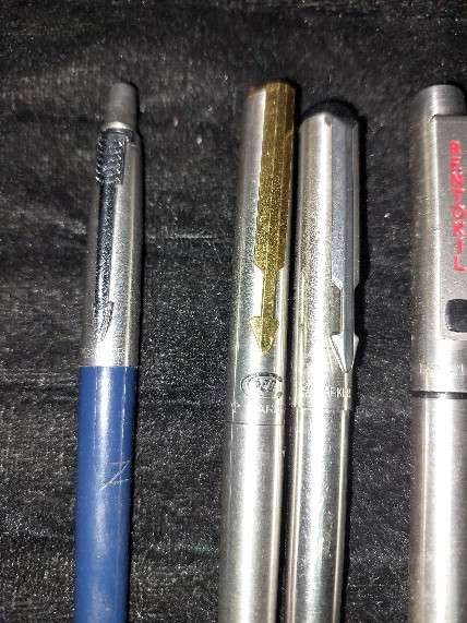 A COLLECTION OF 4 PARKER PENS