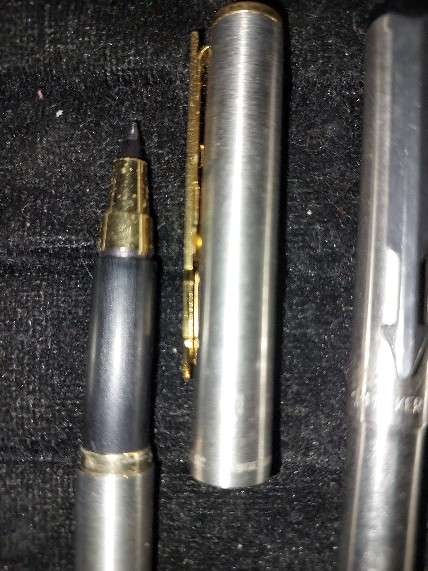 A COLLECTION OF 4 PARKER PENS