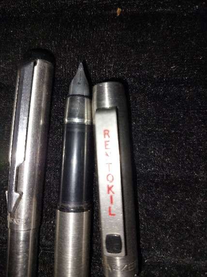 A COLLECTION OF 4 PARKER PENS