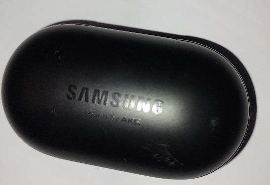 A SAMSUNG EARPHONE CHARGER