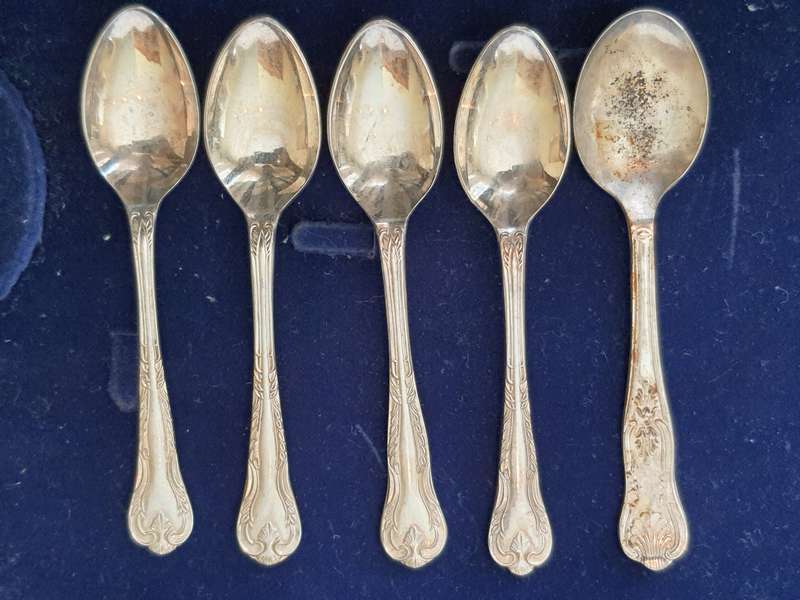 A VINTAGE COLOECTION OF 5 EPNS SHEFFIED ENGLAND MADE TEASPOONS SOLD AS IS