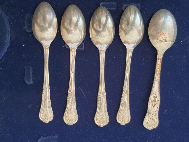 A VINTAGE COLOECTION OF 5 EPNS SHEFFIED ENGLAND MADE TEASPOONS SOLD AS IS