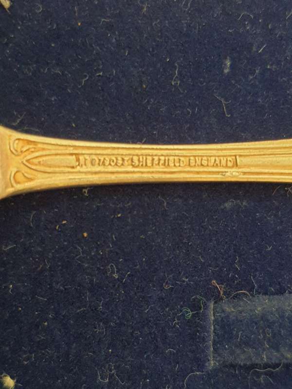 A VINTAGE COLOECTION OF 5 EPNS SHEFFIED ENGLAND MADE TEASPOONS SOLD AS IS