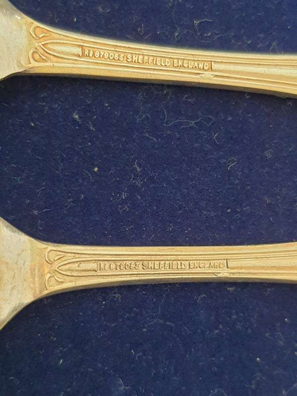 A VINTAGE COLOECTION OF 5 EPNS SHEFFIED ENGLAND MADE TEASPOONS SOLD AS IS