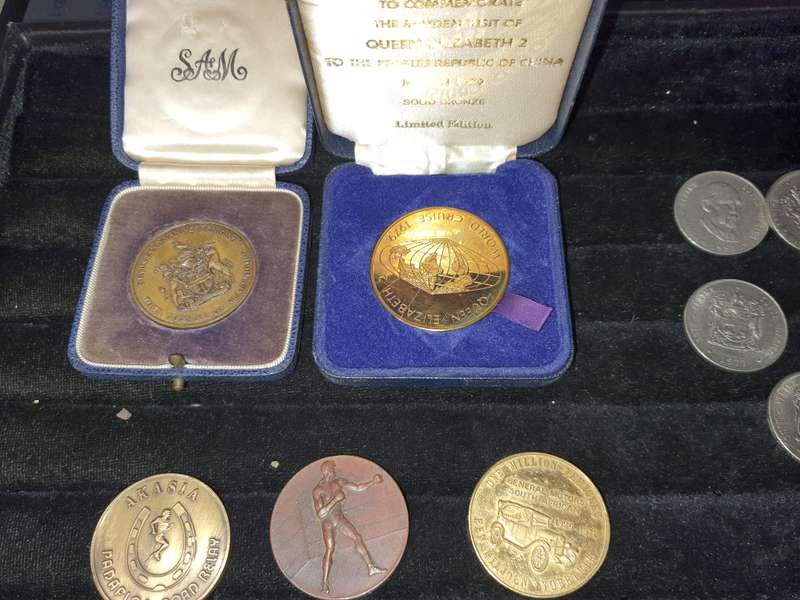 A VINTAGE COLLECTION OF SOUTH AFRICAN 1 RAND COINS AND MEDELIANS SOLD AS IS