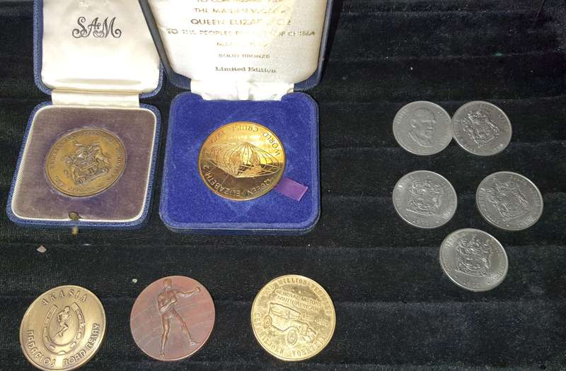 A VINTAGE COLLECTION OF SOUTH AFRICAN 1 RAND COINS AND MEDELIANS SOLD AS IS