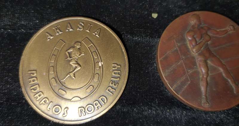 A VINTAGE COLLECTION OF SOUTH AFRICAN 1 RAND COINS AND MEDELIANS SOLD AS IS