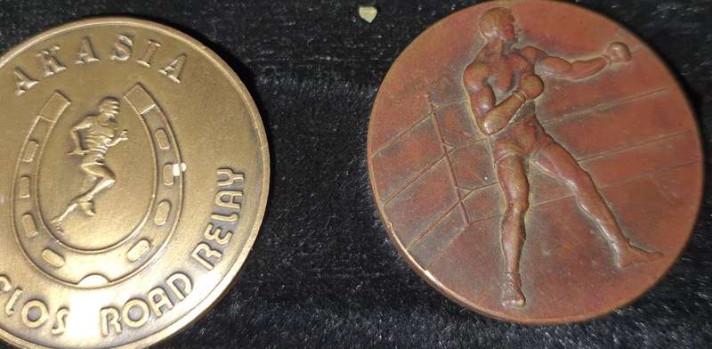 A VINTAGE COLLECTION OF SOUTH AFRICAN 1 RAND COINS AND MEDELIANS SOLD AS IS
