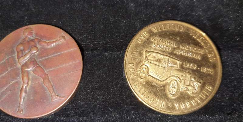 A VINTAGE COLLECTION OF SOUTH AFRICAN 1 RAND COINS AND MEDELIANS SOLD AS IS