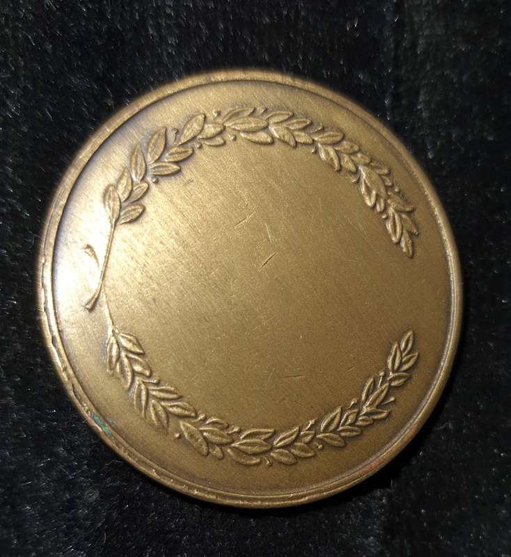 A VINTAGE COLLECTION OF SOUTH AFRICAN 1 RAND COINS AND MEDELIANS SOLD AS IS